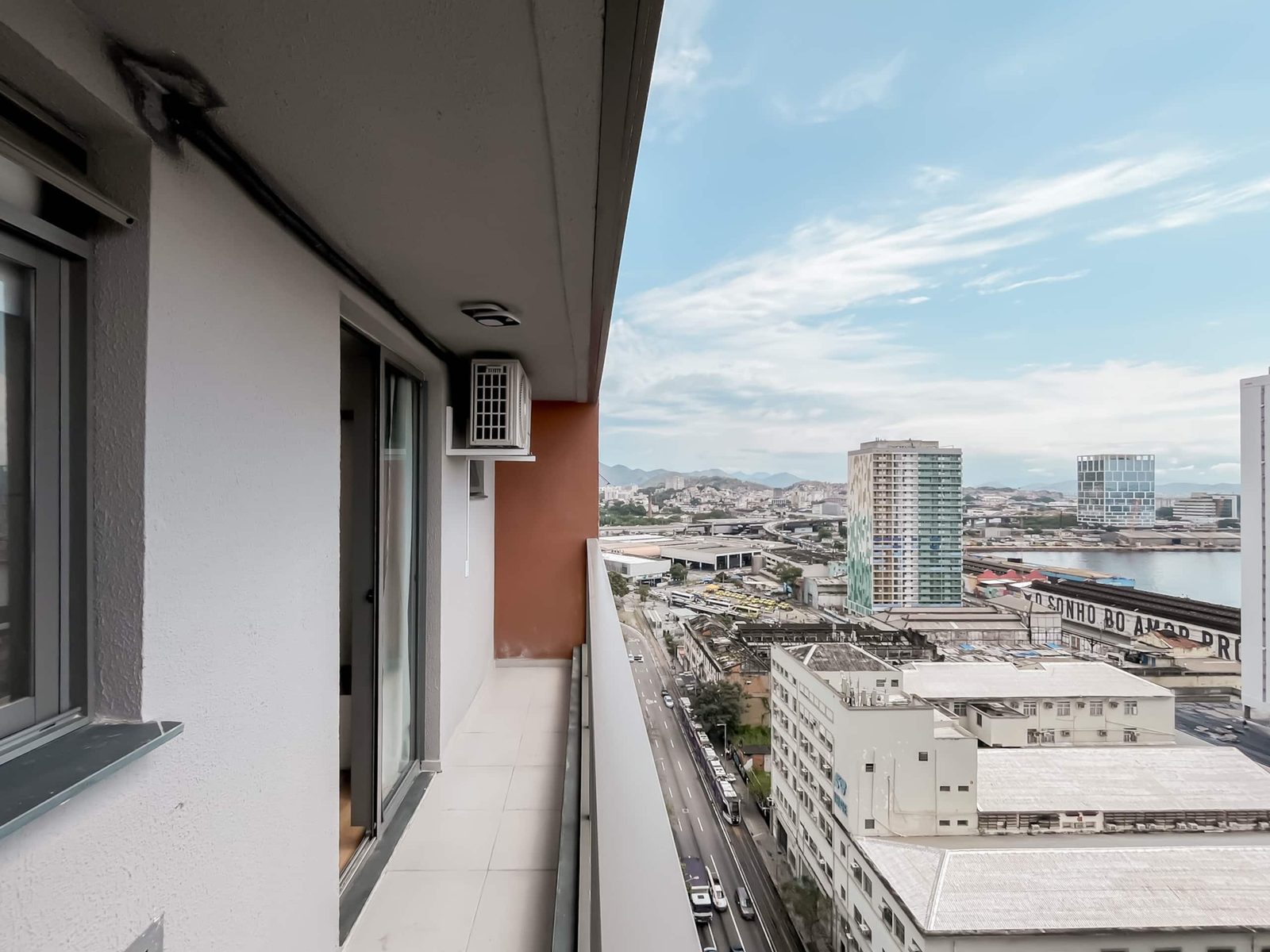 Varanda do apartamento com vista para a Baía de Guanabara